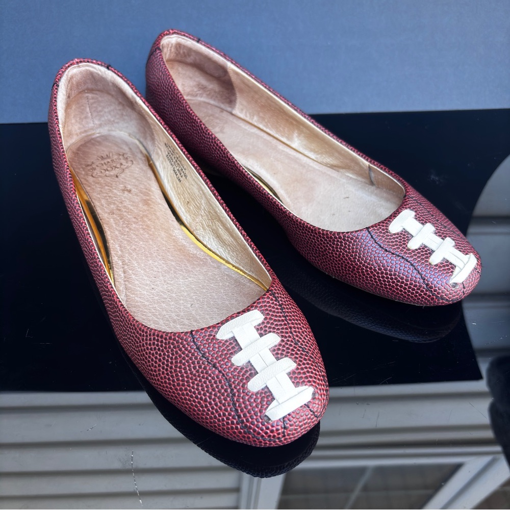 Charis Doxa Touchdown Football Flats Size 8.5